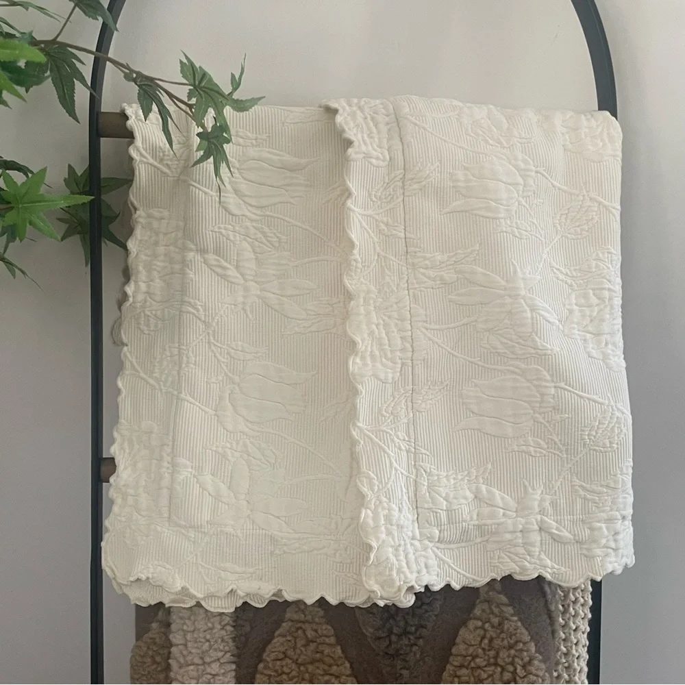 Peacock Alley Cream Scalloped Edge 2/  Pillow Shams